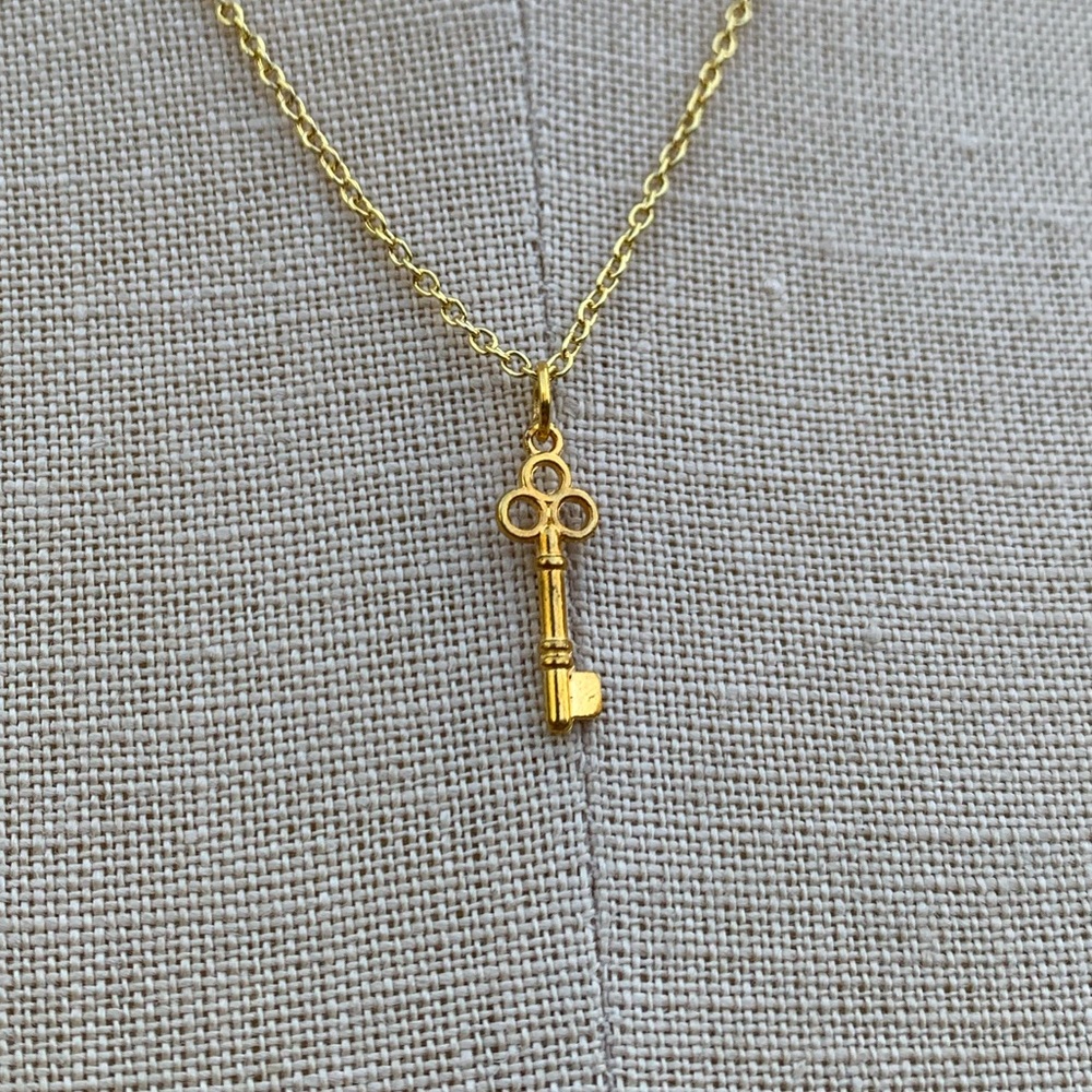 NWT Sterling Silver Plated 2-Tone Gold Chain & Mini Key Charm Necklace - Picture 13 of 15